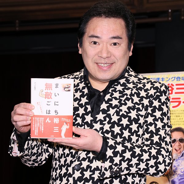 「自信作」という料理本をPRするグッチ裕三さん