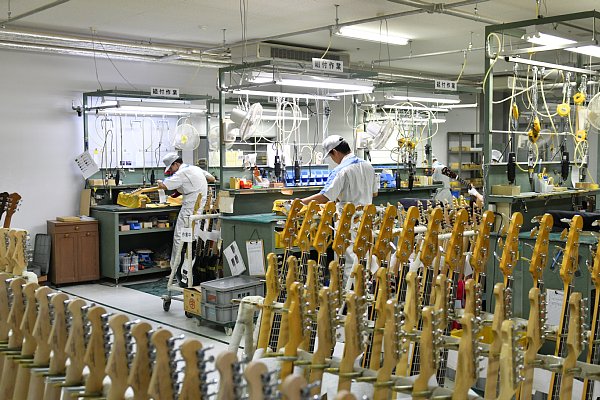 ネックをボディに接合するなどの工程を行なっているフジゲンのスタッフ