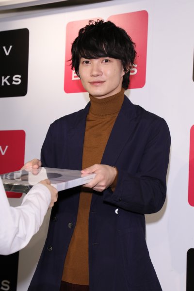 ファンに写真集を渡す神木隆之介