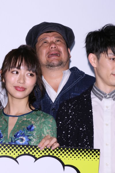 『Bros.マックスマン』初日舞台挨拶に登場したケンドーコバヤシ