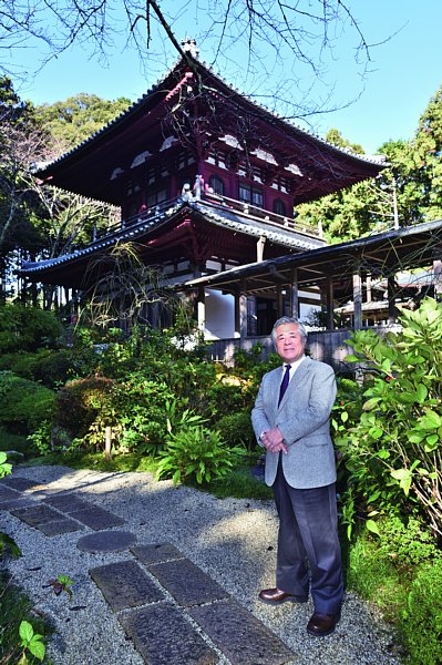 井伊家の菩提寺、龍潭寺の開山堂の前に立つ松平定知氏