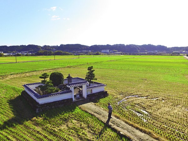 井伊家発祥の井戸（龍潭寺山門の南）の前に立つ松平定知氏