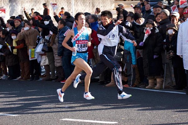 村澤（右）は給水員を志願したという（2013年の箱根駅伝）