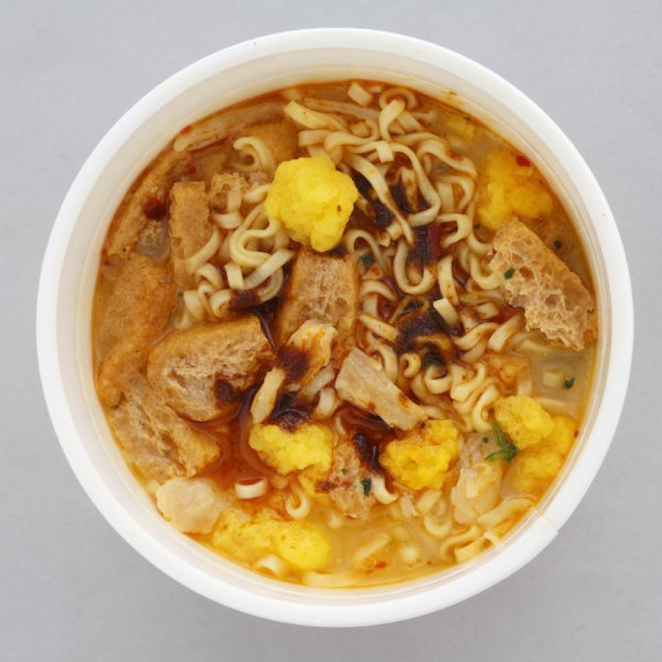 まろやかな辛さ＆旨みのスープ。カップヌードル シンガポール風ラクサ