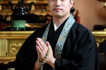 歌が上手いイケメン僧侶 リラックス感溢れる法話を心がける