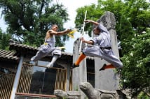現在の少林寺 スマホでSNS、武術服を今風に着こなす武僧も