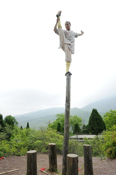 甘露台の杭の上で鍛錬する武僧