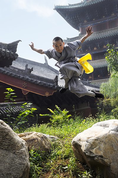 鷹拳の型で飛翔する武僧