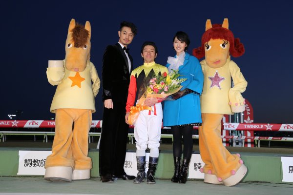 「東京大賞典」で勝利した内田博幸騎手と斎藤工＆剛力彩芽