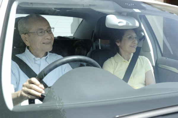 75才以上の高齢ドライバーに向け制度を刷新（写真／アフロ）