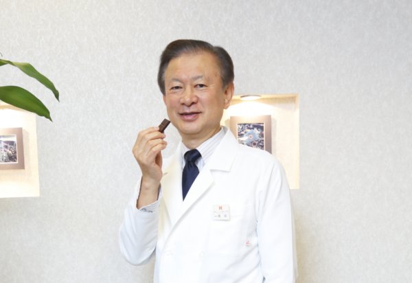 「チョコで健康は常識」と医学博士の栗原毅さん