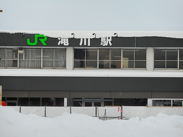 JR滝川駅。降り積もった雪で歩くのは自然とゆっくりに