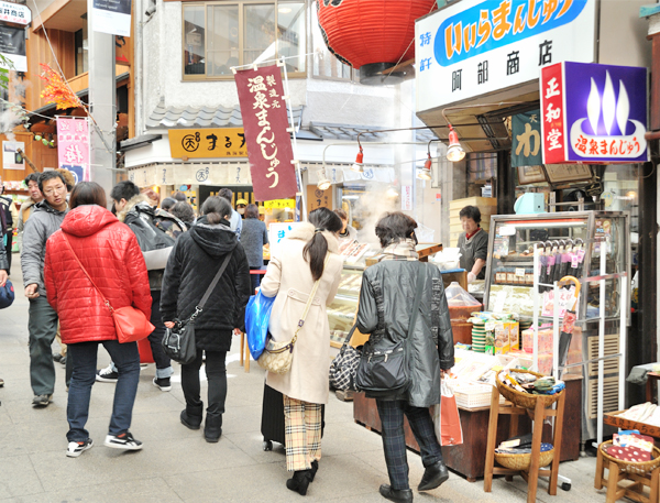 多くの観光客でごったがえす熱海駅前商店街