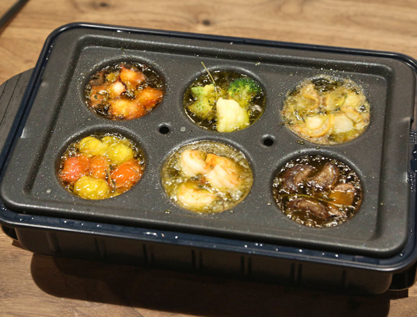 ワイン片手にみんなでつつきたい「たこ焼き器のアヒージョ」