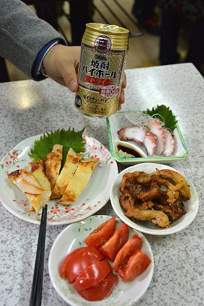 鶏モモあぶり焼き（左上）などの日替わりメニューが豊富で人気