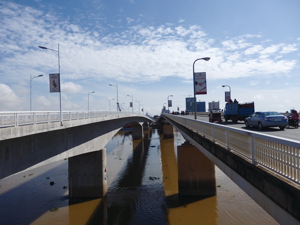 カンボジア首都の北東にある日本橋（右）と中国橋