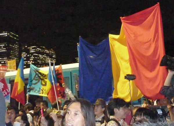 安保関連法の反対集会で掲げられた三色旗　共同通信社
