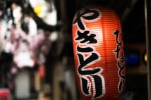 店の業態や広さでも議論分かれる受動喫煙対策(写真:アフロ)
