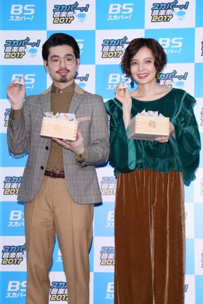 『スカパー！ 音楽祭 2017』でMCを務めるベッキーとハマ・オカモト