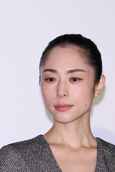 映画『サバイバルファミリー』に出演する深津絵里