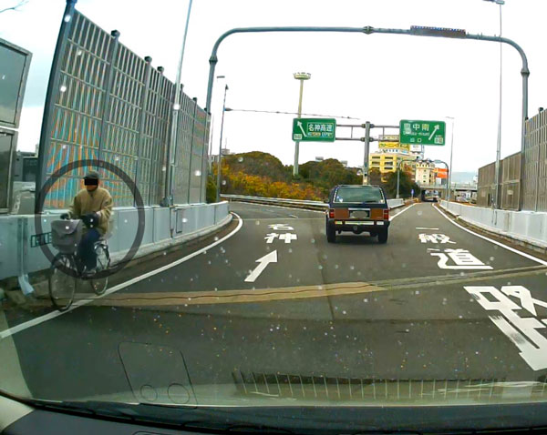 高速道路逆走自転車恐怖映像 阪神高速では年間307件も Newsポストセブン 高速道路逆走自転車恐怖映像 阪神高速では年間307件も Newsポストセブン