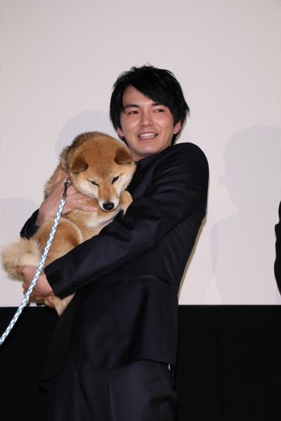 映画『しゃぼん玉』に登場する柴犬・チョコを抱く林遣都