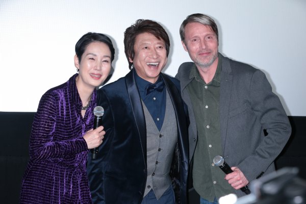 『ドクター・ストレンジ』主演のマッツ・ミケルセンと吹き替えを担当した井上和彦と樋口可南子