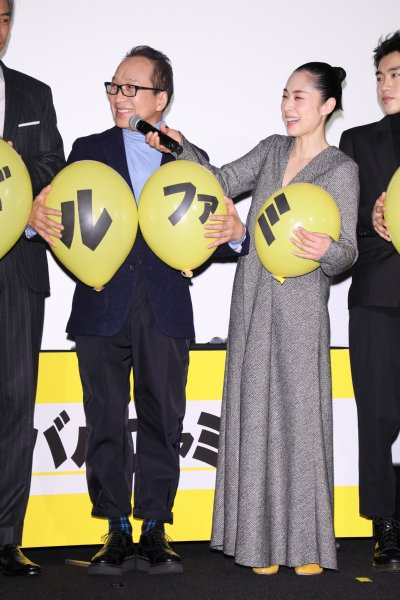 映画『サバイバルファミリー』で夫婦役を演じる小日向文世と深津絵里