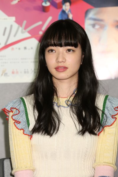 警視庁の職員を演じる小松菜奈