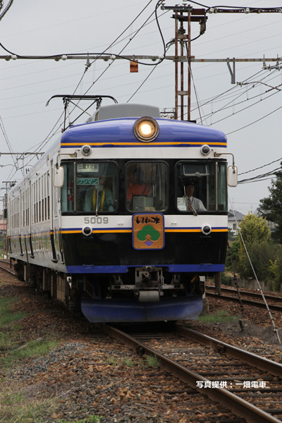 一畑電車の5000系には島根県産材で木質化したと示すヘッドマークが