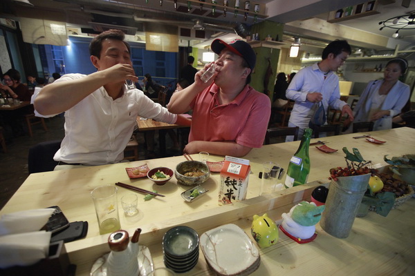 ソウルの日式居酒屋で日本酒を酌み交わす韓国人　Reuters/AFLO