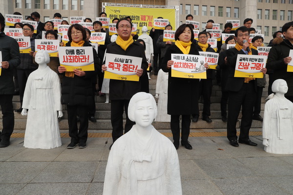 慰安婦像設置を訴える韓国野党議員 YONHAP NEWS/AFLO