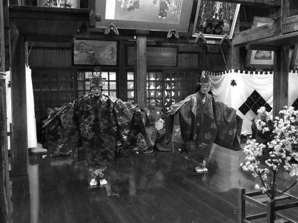 伝統の芸を受け継ぐ能役者は囃子方を含めて約160人