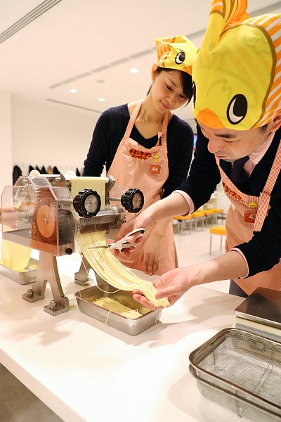 カップヌードルミュージアムでチキンラーメン手作り体験