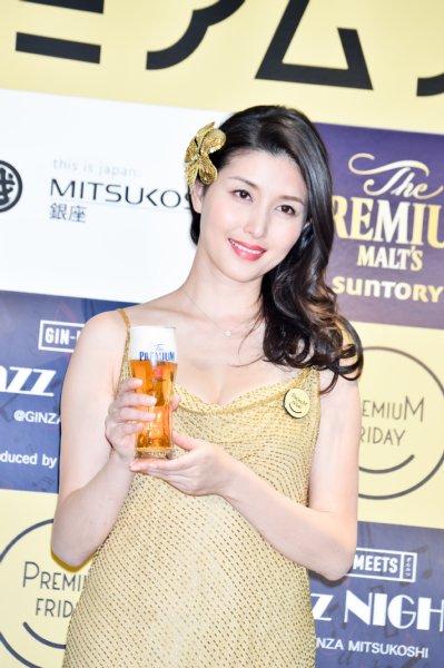 「ザ・プレミアムモルツ」を手に取る橋本マナミ