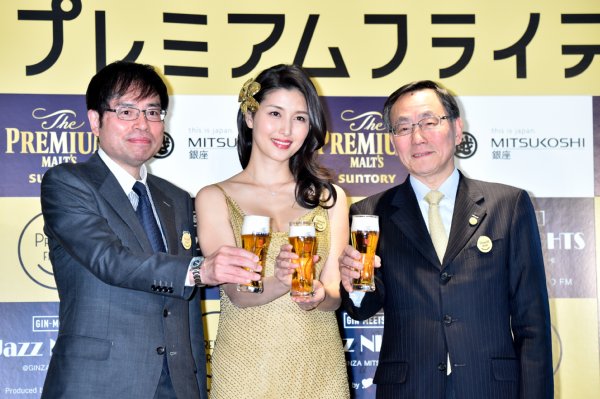 橋本マナミがビールで乾杯