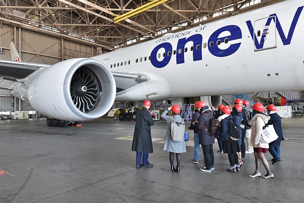 JAL SKY MUSEUMで整備中の飛行機を間近で見学
