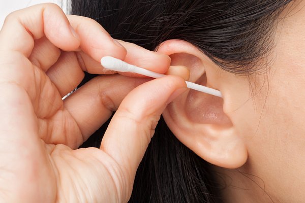 耳のトラブルを避ける耳掃除方法は（写真／アフロ）