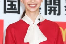 dポイントCM出演の中条あやみ ドナルドとニッコリ