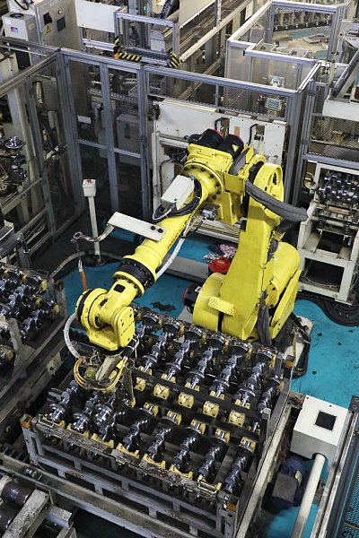 日産自動車・横浜工場ではエンジン製造工程の多くをロボットが担う