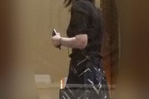 ホテルで櫻井と合流するためロビーを歩く小川アナ（17年2月撮影）。
