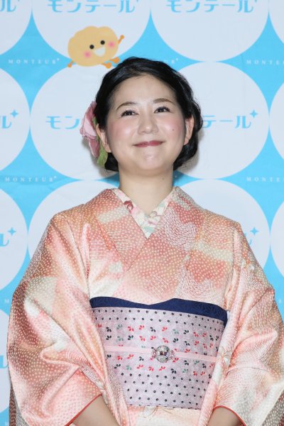 桃の節句を意識した着物を着用した関根麻里