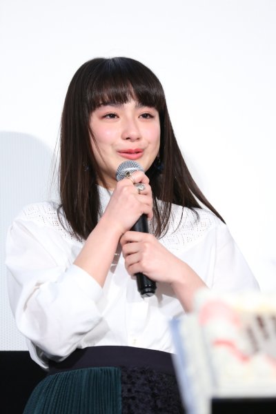 涙目で感謝の言葉を述べる平祐奈