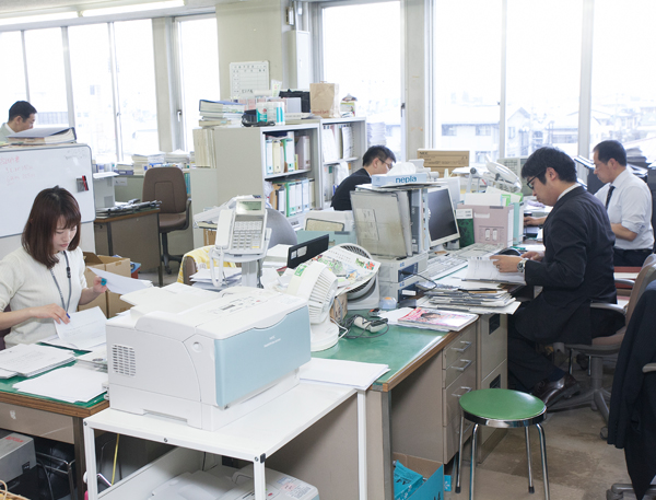 業務に追われる「山形県天童市ふるさと納税推進係」の職員たち