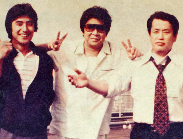 左から神田正輝、裕次郎さん、小林元専務（写真は1981年、裕次郎さん入院時のもの）