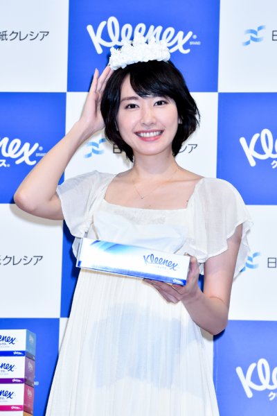 ティシューで作ったティアラを頭に乗せた新垣結衣