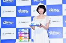 新垣結衣がティシューで作ったティアラをつけて登場