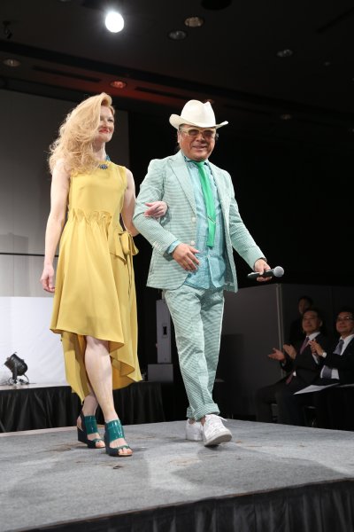 美女と腕を組むドン小西氏