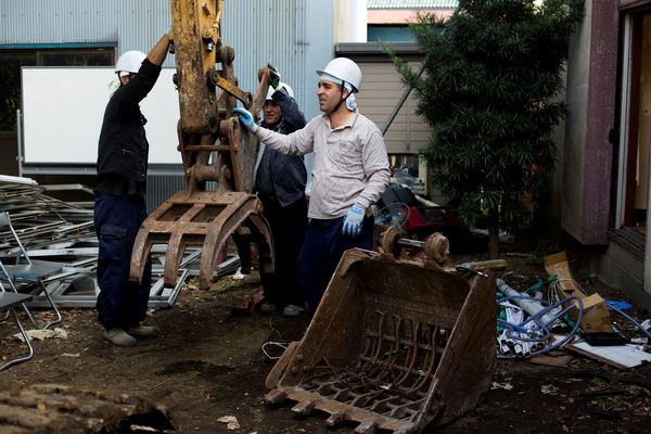 解体現場で働く外国人労働者（イメージ）　Reuters/AFLO