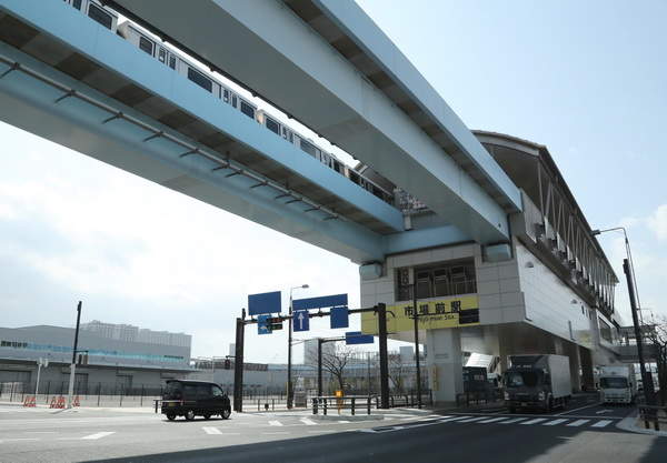 ほとんど利用客のいない市場前駅が膠着を象徴　時事通信社